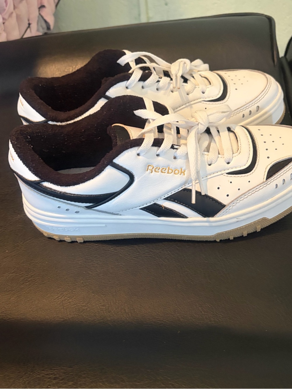 Reebok unisex size 10 womans White and Black Classic Low-Top Sneakers